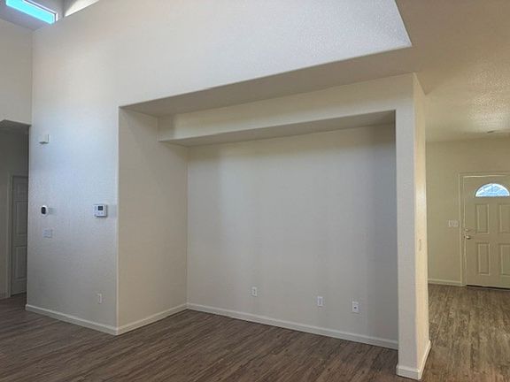 5th image of 207 Harkin Cir
