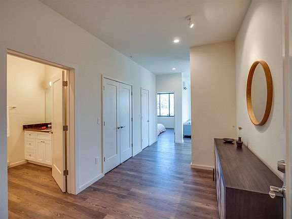 5th image of 557 Oppenheimer Dr