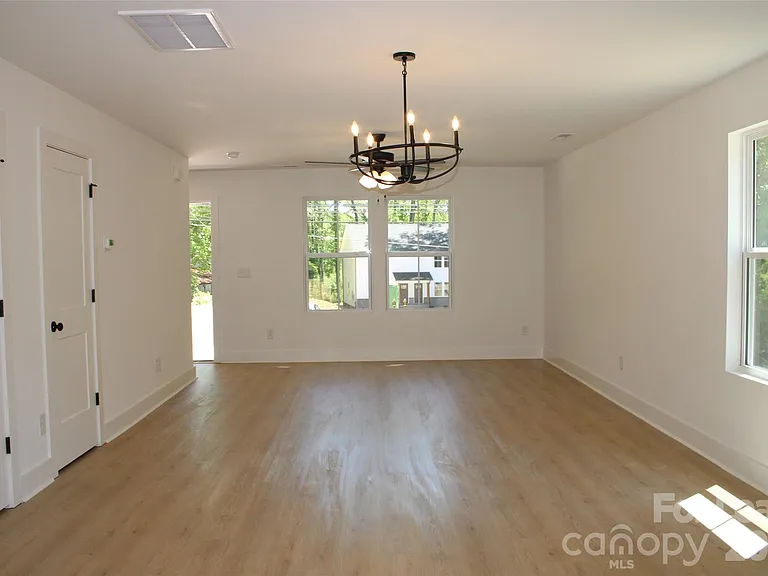 562 W Park Ave #A — Photo 7