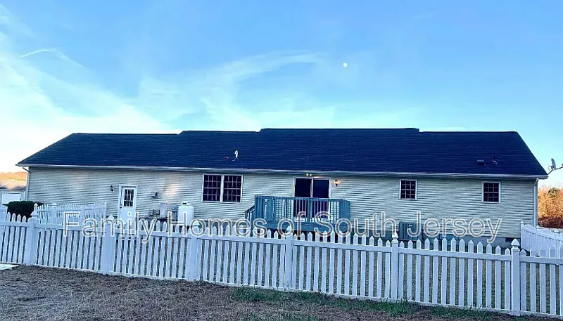 3 bed, 2.0 bath, 1700 sqft, $2,500 — Photo 2