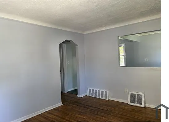 3 bed, 1044 sqft, $1,300 — Photo 4