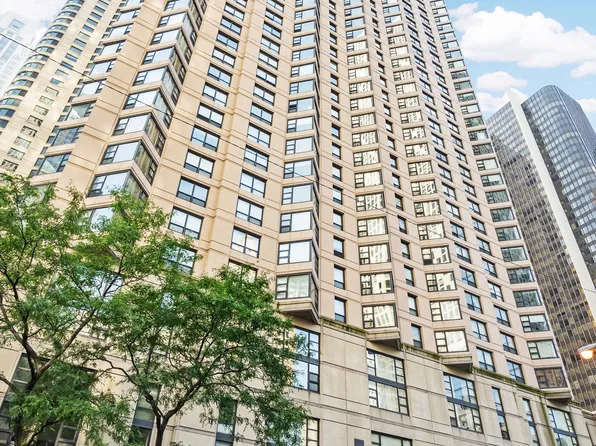 401 E Ontario St APT 3703, Chicago, IL 60611