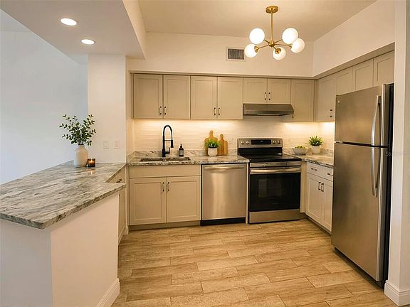 4th image of 2331 W HORATIO STREET #632