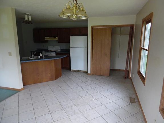 4th image of 123 Queensbury Pl NE