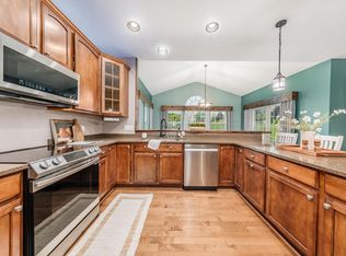 1411 Applewood Cir, Mukwonago, WI 53149