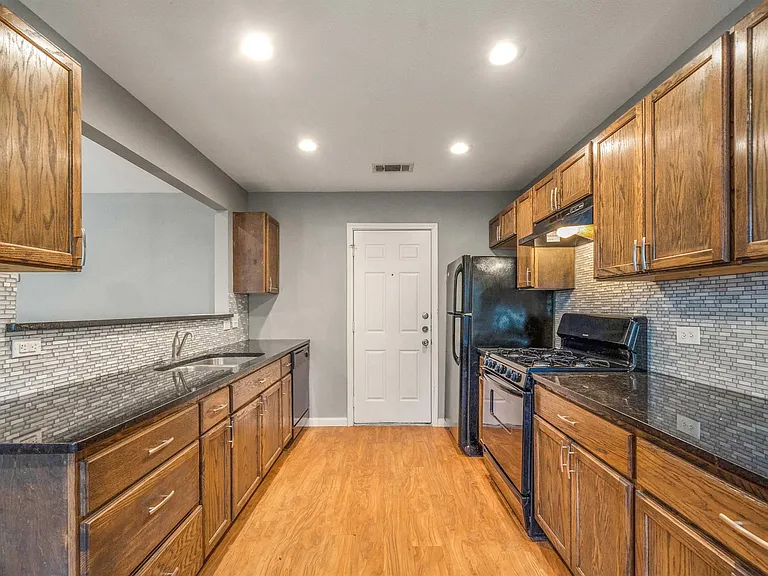 16336 Edgemere Dr — Photo 4