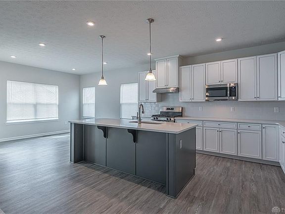 5th image of 186 Chapel Dr E