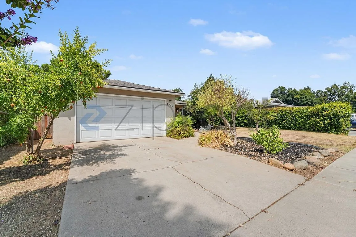 3 bed, 1212 sqft, $2,000 — Photo 3