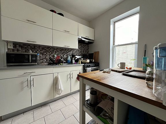 4th image of 305 Woodbine St APT 2F