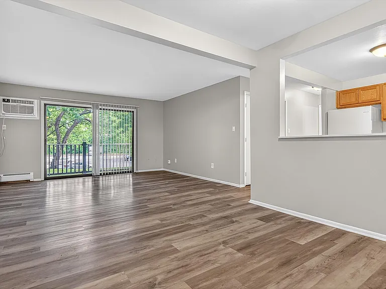 23-(Apt 2B) 2x2- Dining to Living