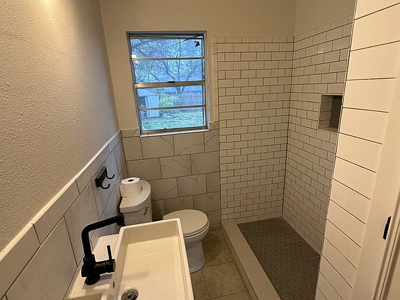 4th image of 3206 Bruce Dr Room B