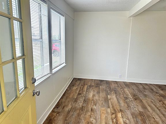 4th image of 1005 Avenue E 1/2