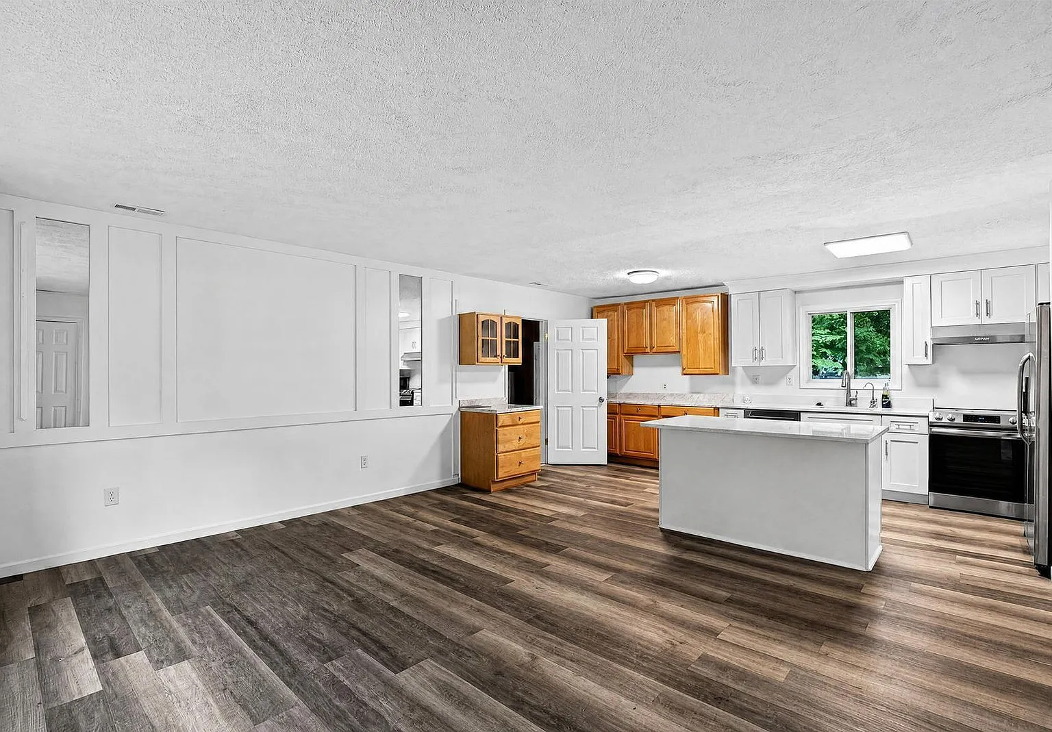 3 bed, 2.0 bath, 1296 sqft, $2,450 — Photo 4