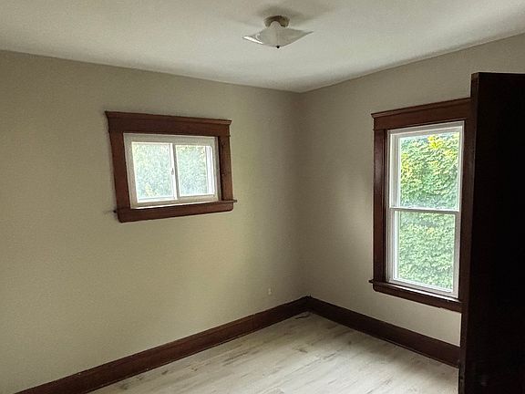 5th image of 15406 Holmes Ave