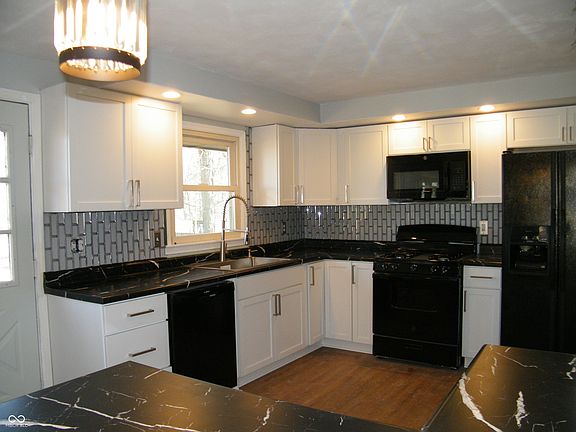 5th image of 818 Yorkshire Rd