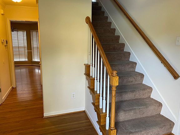 4th image of 100 Moss Hill Ct