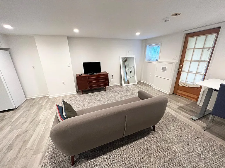 1124 Girard St NW #B — Photo 9