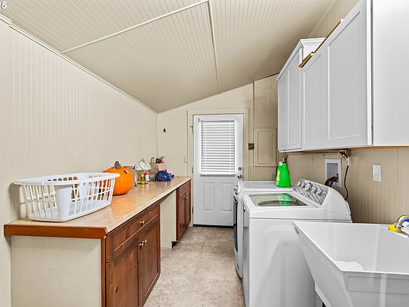 3rd image of 1010 NE Malheur Ave