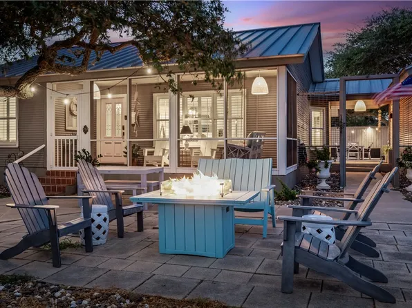 1302 E Cedar St, Rockport, TX 78382