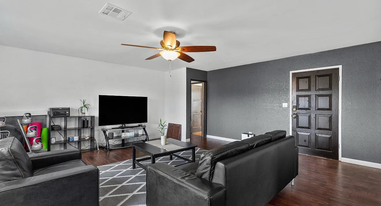 1327 W Ivesbrook St — Photo 4