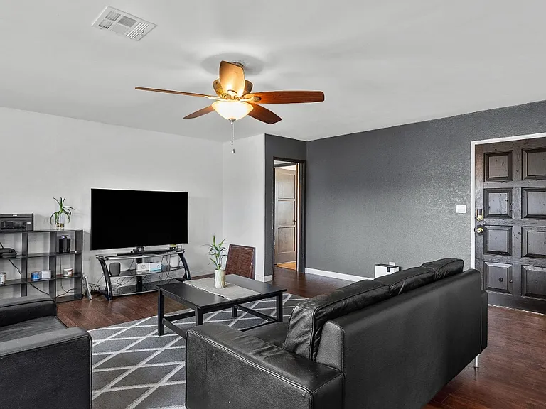 1327 W Ivesbrook St — Photo 4