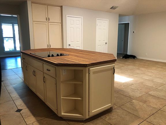 5th image of 1105 Oaklands Dr