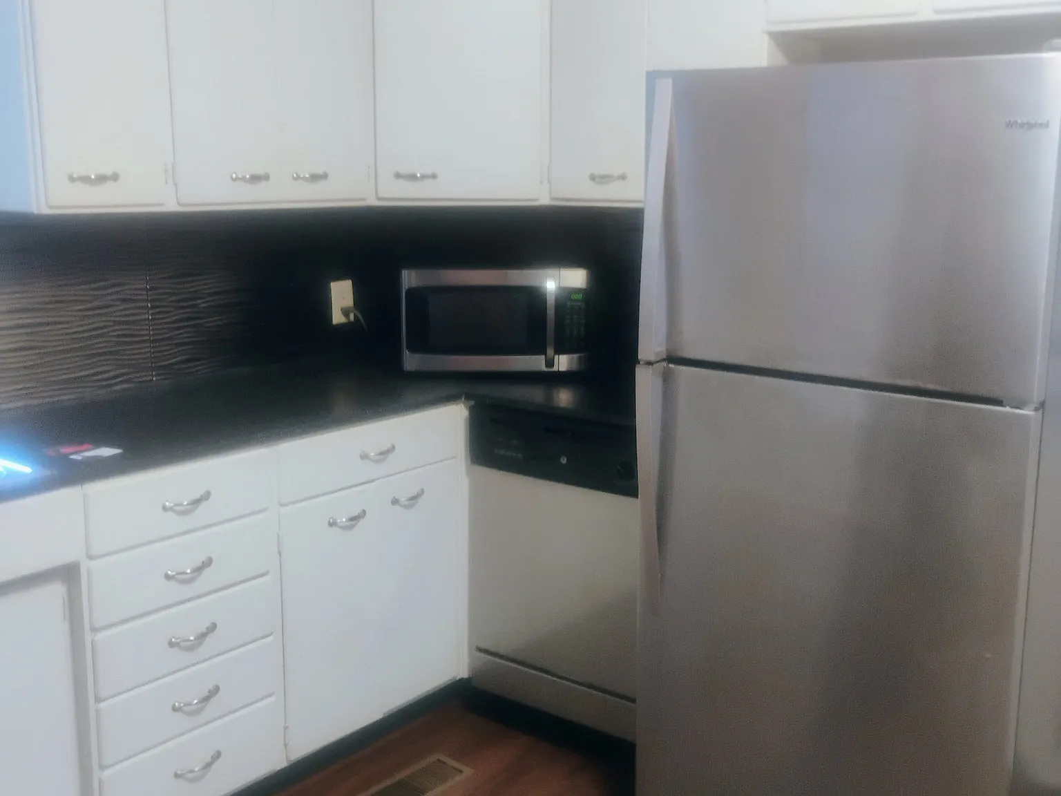 Central Lawrence Bungalow - cute as a button home looking for it's people — Photo 4