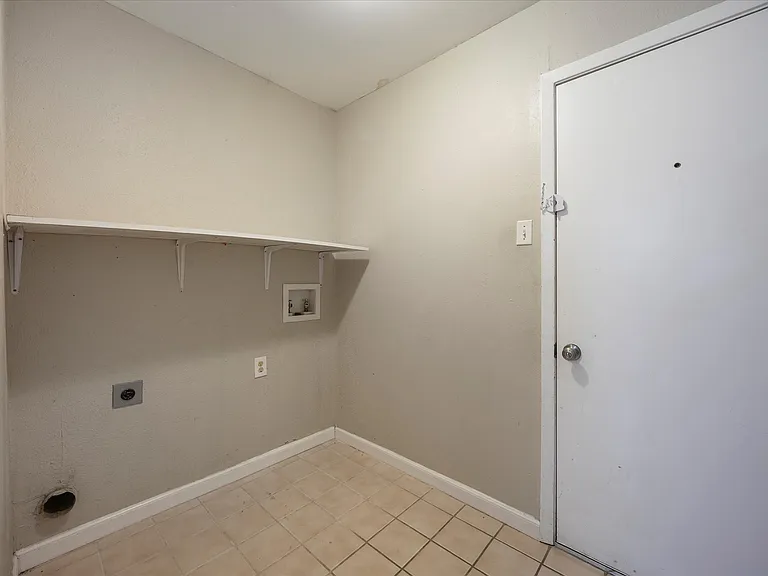 2413 Village Green Dr — Photo 6