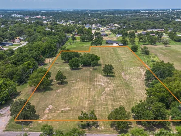 June Dr, Sulphur, OK 73086