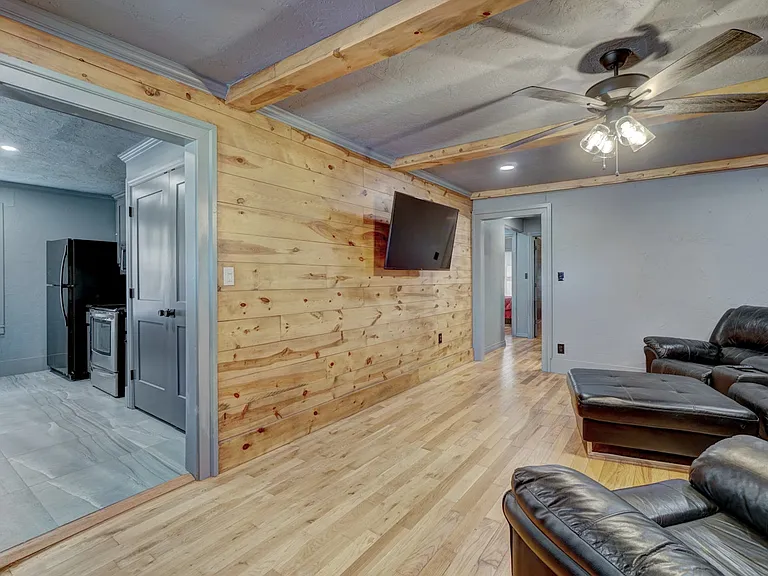 212 E Lindsey St — Photo 8