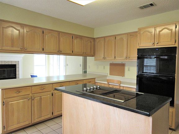 4th image of 66 Norwich Cir