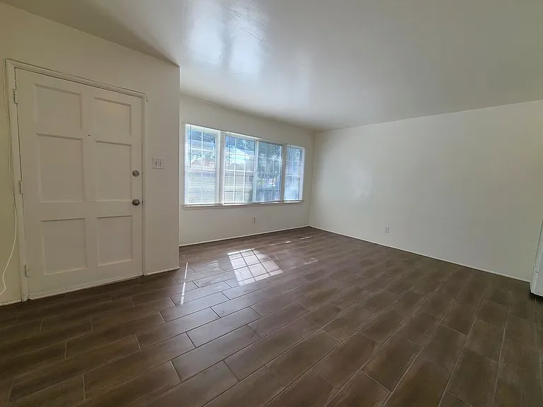686 Courtland Dr — Photo 3