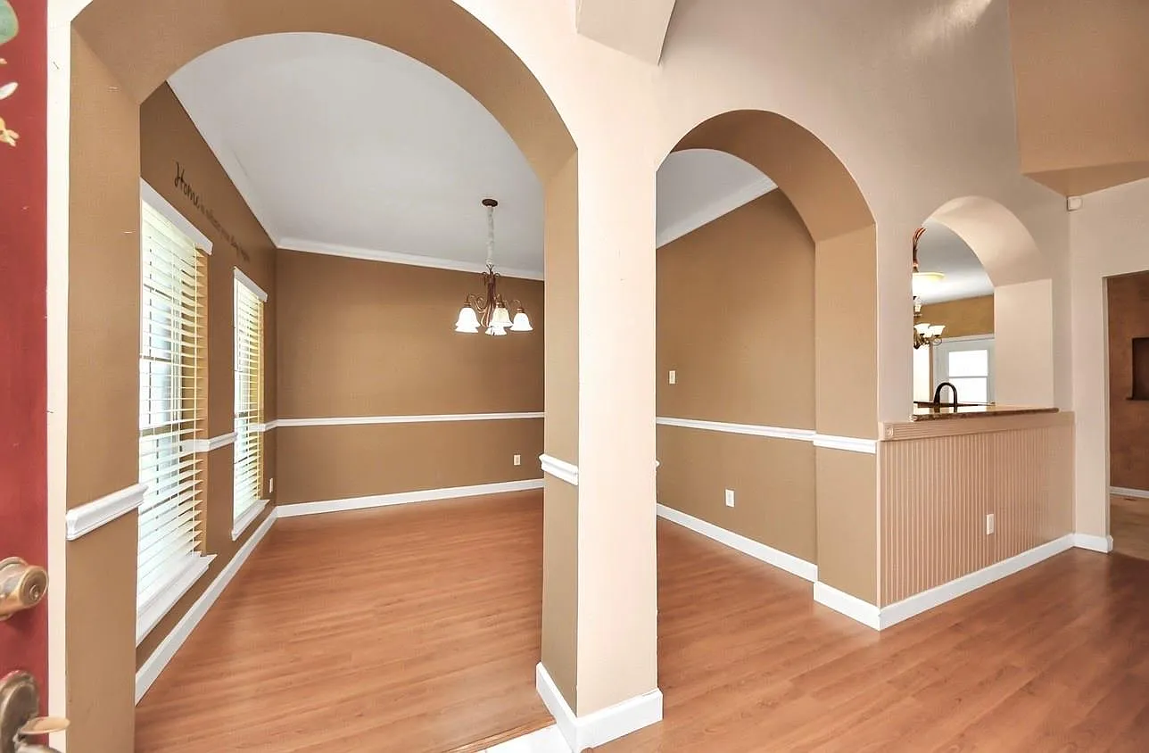 3 bed, 2.5 bath, 2410 sqft, $2,200 — Photo 4