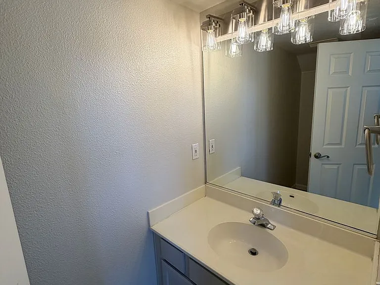 1810 Baylor Ln — Photo 11