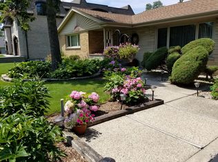 2050 Walnut Cir, Northbrook, IL 60062