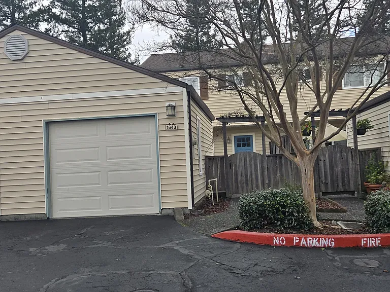 1640 Yardley St — Photo 2