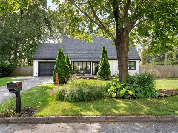 10 Hartsdale Lane, Coram, NY 11727