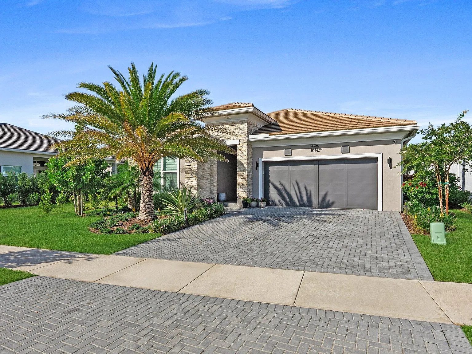 3 bed, 2.5 bath, 2385 sqft, $5,999 — Photo 2