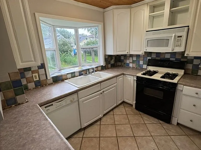 1031 Shore Dr — Photo 4