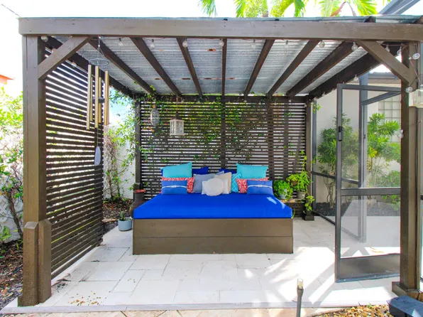 647 110th Ave N, Naples, FL 34108