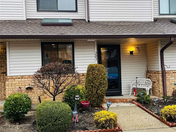 203 Poplar Court #203, Wantagh, NY 11793