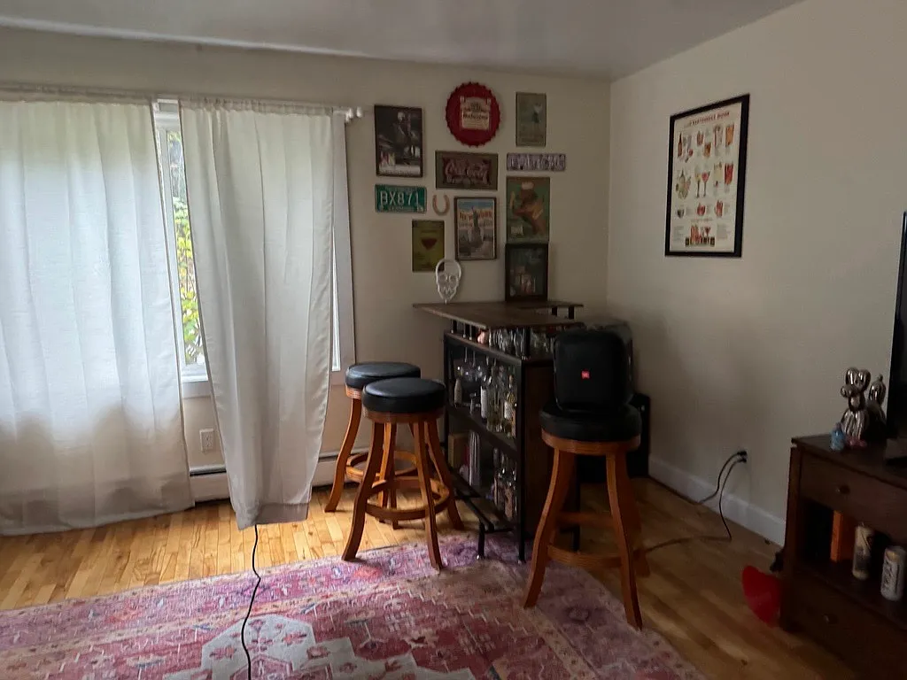 4 bed, 1900 sqft, $4,700 — Photo 4
