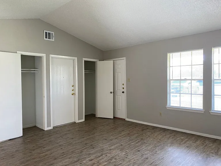 510 Willowbend Cv — Photo 6