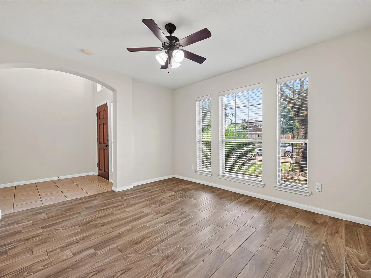 4 bed, 2.5 bath, 2503 sqft, $2,000 — Photo 2
