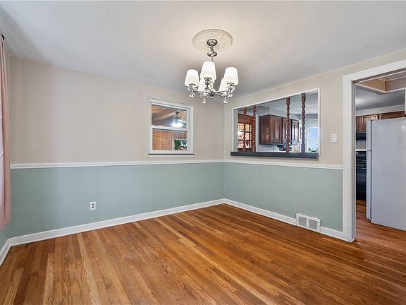 4th image of 3210 Thornwood Dr