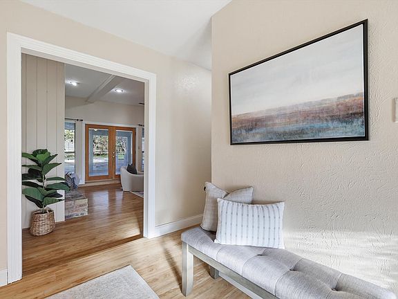 4th image of 321 Oakview Dr