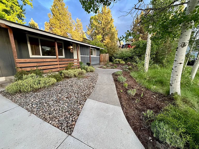 2374 NE Ocker Dr — Photo 2