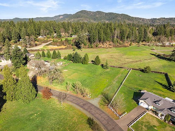 2nd image of 527 E Forks Cir