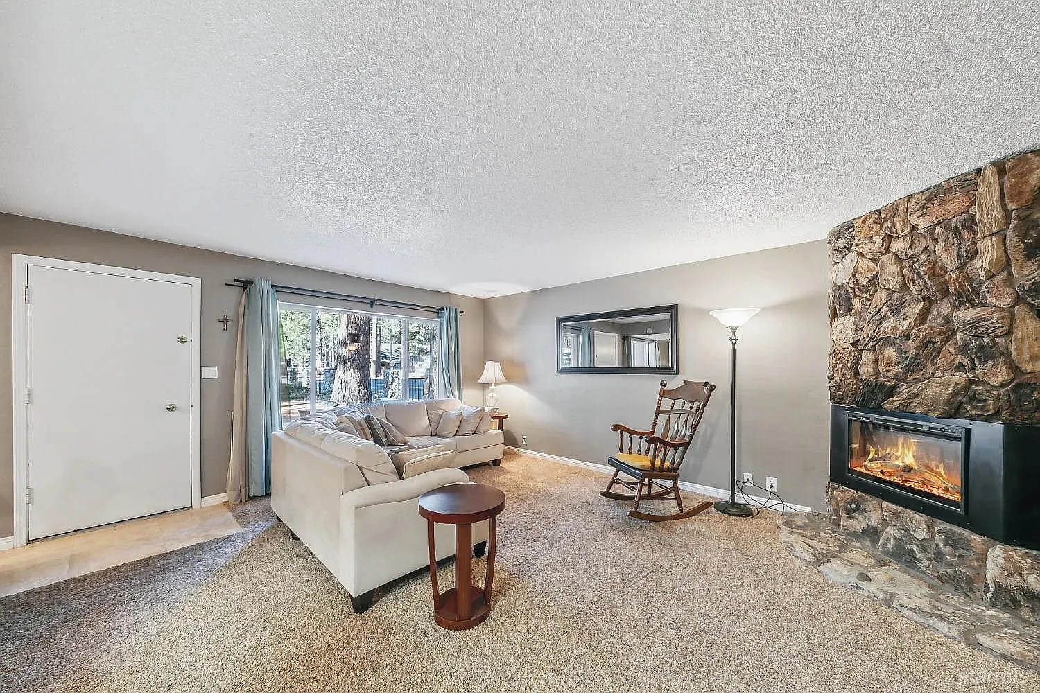 3 bed, 1161 sqft, $2,400 — Photo 2