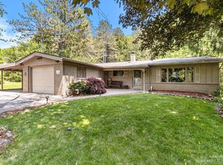 3458 E Pineview Dr, Dexter, MI 48130